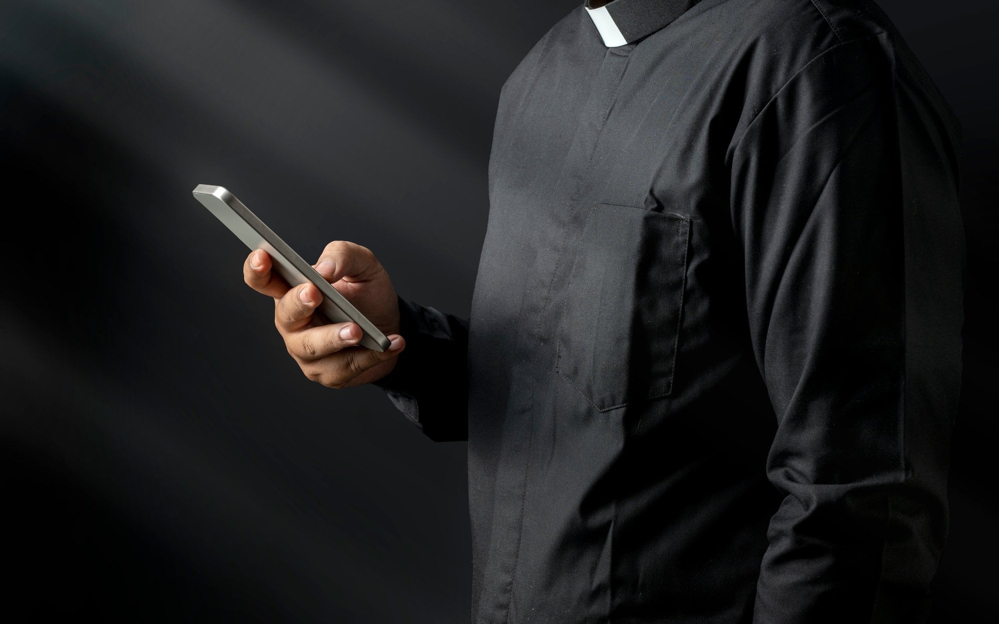 Polityczna awantura w Danii. Parlamentarzyści będą mieć własnego księdza „na telefon”
