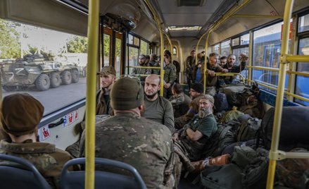 Żołnierze Pułku "Azow" po poddaniu huty, maj 2022
