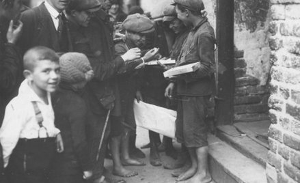 Grupa dzieci żydowskich z przedmieść stolicy.