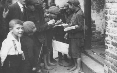 Grupa dzieci żydowskich z przedmieść stolicy.