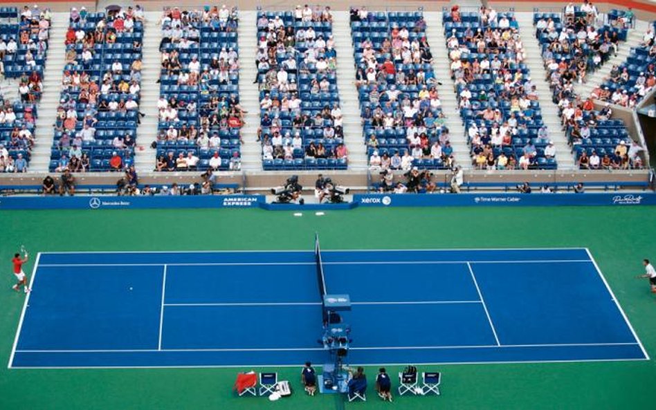 Od 2002 r. podczas US Open akrylowy kort DecoTurf ma wewnątrz linii kolor niebieski (zastrzeżony pra