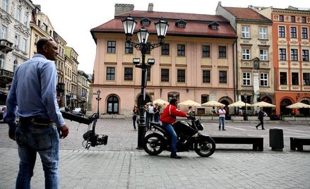 Tymczasem mobilne laboratorium może np. liczyć i monitorować pojazdy poruszające się po drogach