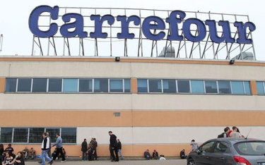 Carrefour zwalnia w hipermarketach