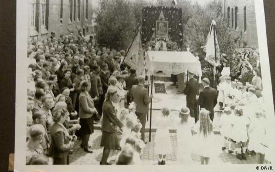 Boże Ciało w 1946 roku w obozie dipisów Hannower Münden. Po II wojnie światowej znalazło się na tere