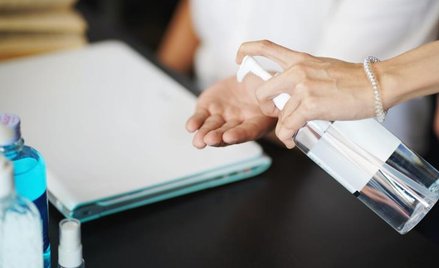 Pracownicy wielu firm dostają antybakteryjne żele do mycia rąk