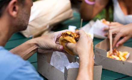 Już ponad 50 miast, głównie w Europie, wprowadziło lub pracuje nad ograniczeniami lub całkowitym zak