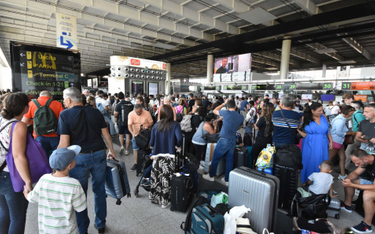 Pasażerowie na lotnisku w Katanii