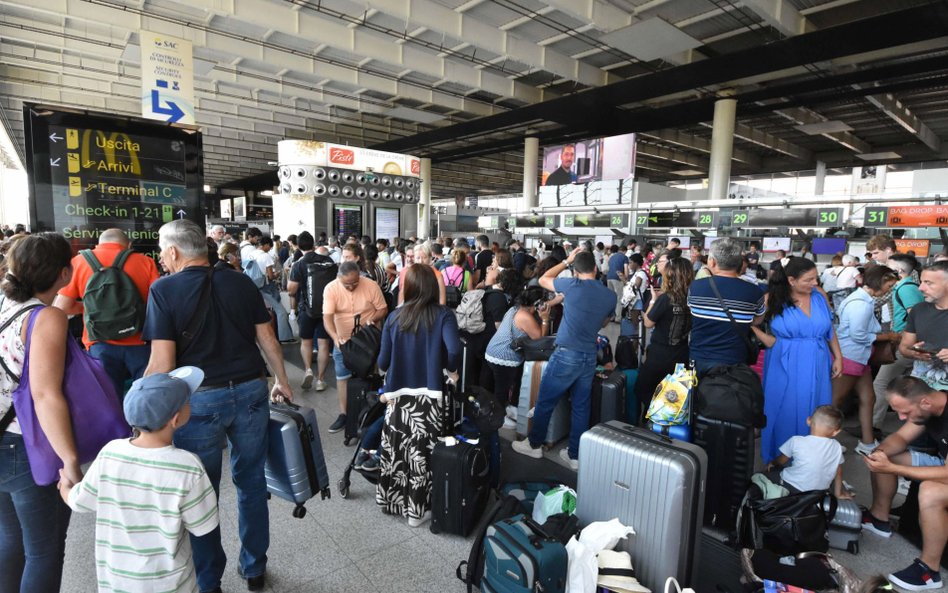 Pasażerowie na lotnisku w Katanii