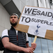 Kibic przed stadionem Tottenhamu Hotspur