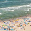 Latem tego roku nadmorskie plaże zapełniły tłumy turystów, większe niż w poprzednich sezonach