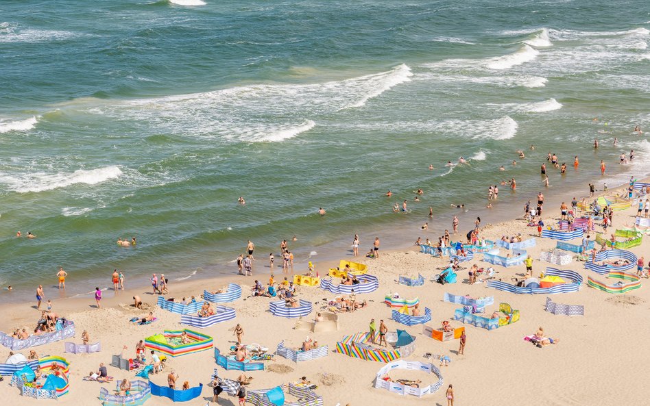 Latem tego roku nadmorskie plaże zapełniły tłumy turystów, większe niż w poprzednich sezonach