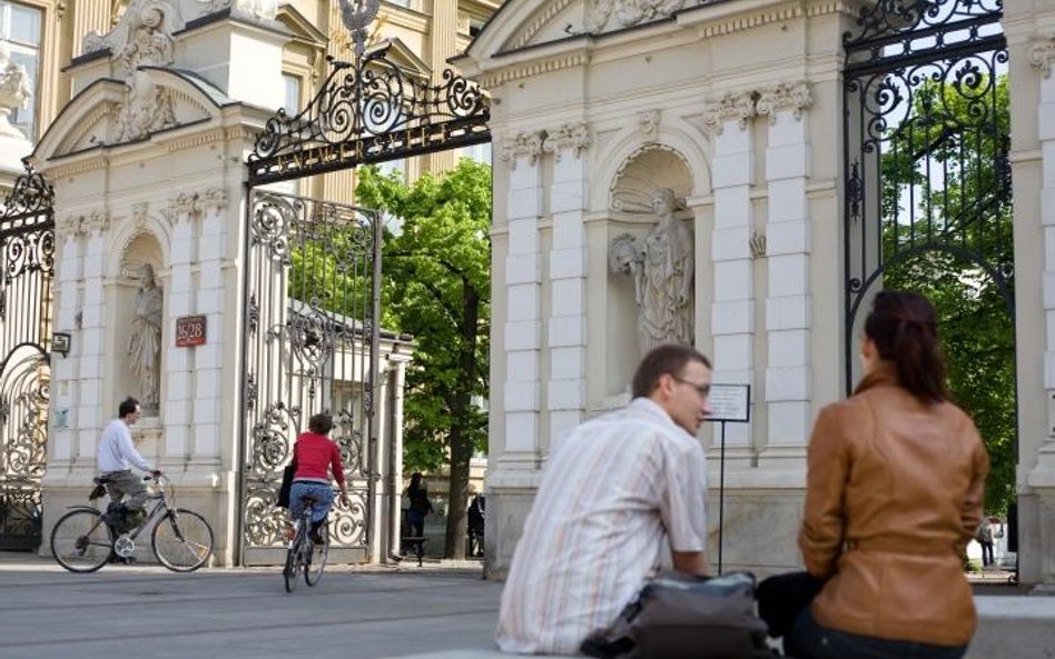 Absolwenci studiów liczą na 2 tys. zł na rękę