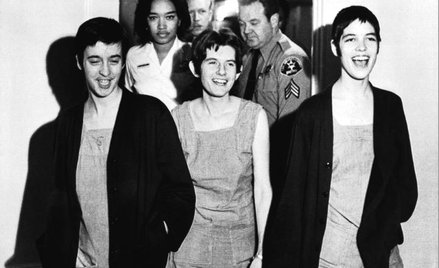 Od lewej: Susan Atkins, Patricia Krenwinkel i Leslie Van Houten, zabójczynie z inspiracji Charlesa M