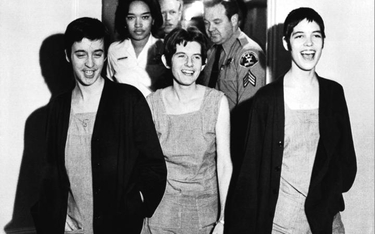 Od lewej: Susan Atkins, Patricia Krenwinkel i Leslie Van Houten, zabójczynie z inspiracji Charlesa M