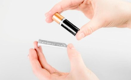 Batteriser wygląda jak okładka baterii wykonana z cienkiej blaszki