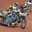 Mistrz świata, Australijczyk Jason Doyle (w czerwonym kasku), przeprowadza się z Zielonej Góry do To