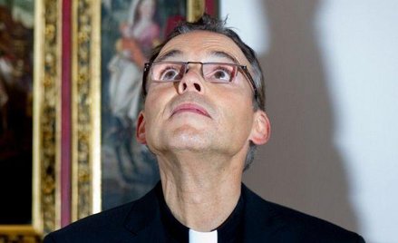 Papież odsuwa "luksusowego" biskupa