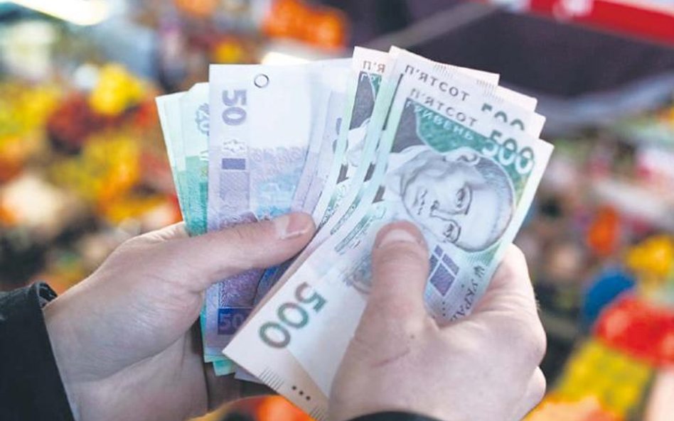 Fundusze wyprzedają ruble i hrywny w odpowiedzi na zaostrzenie sytuacji na granicy Rosji z Ukrainą