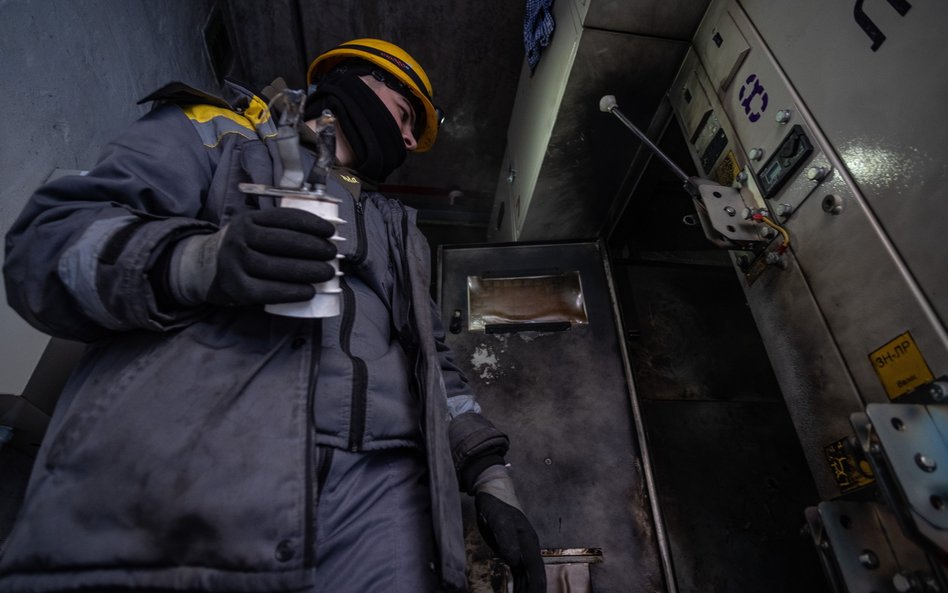 Ciepło powoli wraca do Kijowa. 19 godzin na dobę bez prądu