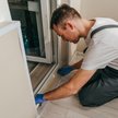 Nieszczelne okna i drzwi mogą powodować utratę ciepła i zwiększać rachunki za ogrzewanie