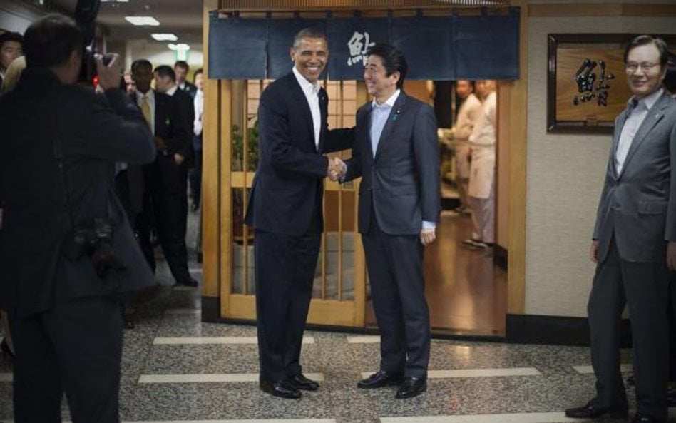 Barack Obama i premier Japonii Shinzo Abe. Tuż przed wizytą Obama zapewnił, że dla USA wyspy Senkaku