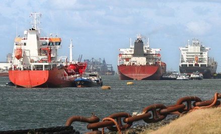 Tankowce w kolejce do rozładunku na redzie w Rotterdamie