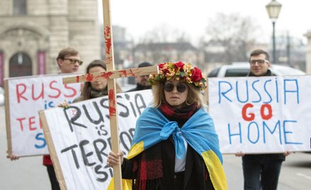 Protest przed pałacem Hofburg, w którym zorganizowano sesję ZP OBWE