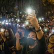 Przyparci do muru, zamaskowani demonstranci zapowiadają, że nie mają nic do stracenia
