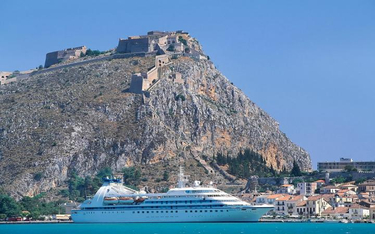 Statek wycieczkowy mija grecki Napthlion