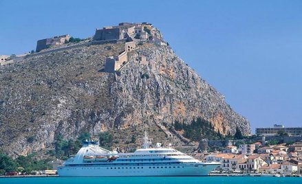 Statek wycieczkowy mija grecki Napthlion