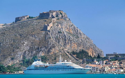 Statek wycieczkowy mija grecki Napthlion