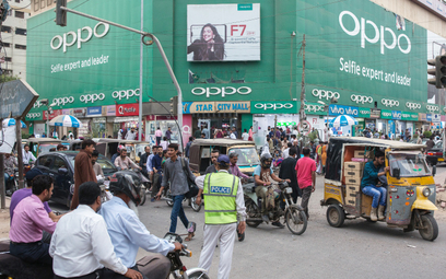 Marka Oppo jest bardzo popularna w Azji. Na zdjęciu ulica w Karaczi w Pakistanie.
