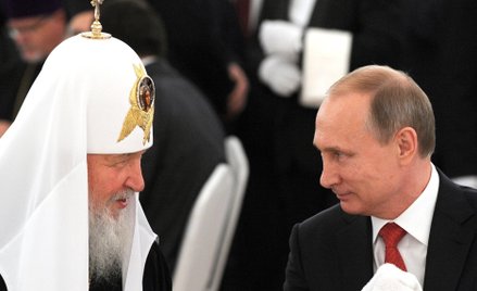 Cyryl i Putin w czasie rozmowy na przyjęciu na Kremlu w 2015 roku