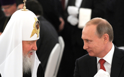Cyryl i Putin w czasie rozmowy na przyjęciu na Kremlu w 2015 roku