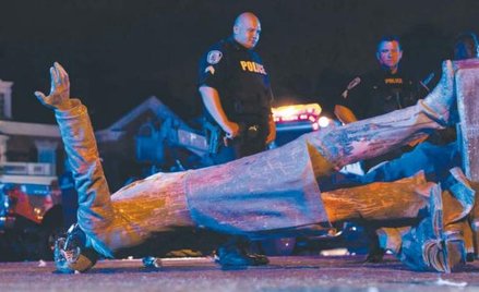 W wielu amerykańskich miastach obalono pomniki związane z Konfederacją. Ale czasem niszczono pomniki