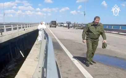 Rosyjscy śledczy na uszkodzonym moście Krymskim