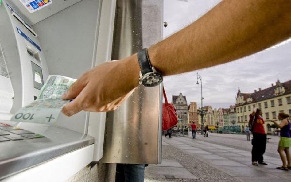 Zagraniczne oddziały zastąpią banki krajowe