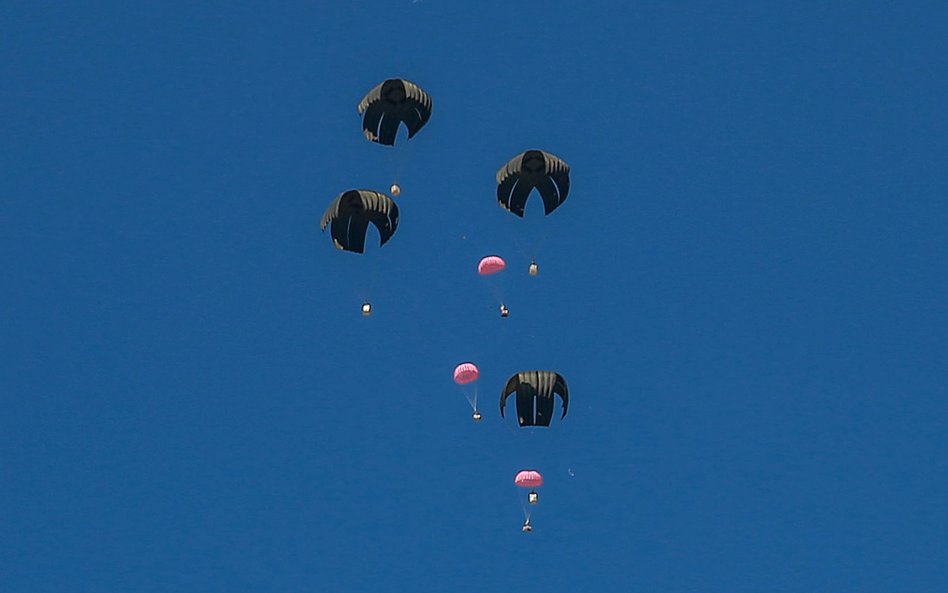 Tragedia podczas zrzutu pomocy humanitarnej w Strefie Gazy. Zginęli ludzie