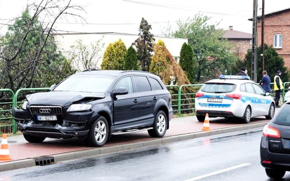 „Drobna stłuczka” za ponad 135 tys. złotych. Rządowe auta bez AC