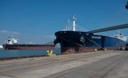 Ropa mocno drożeje, a giełdy tracą w reakcji na wojnę z Iranem