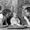 Zofia i Zdzisław Beksińscy z półtorarocznym Tomkiem. Sanok 1960 r.