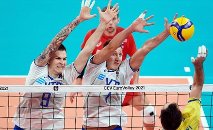 11 września 2021 r. Rosjanie Iwan Jakowlew (L) i Dmitrij Wołkow (C) oraz Dmytro Wijecki (P) z Ukrain