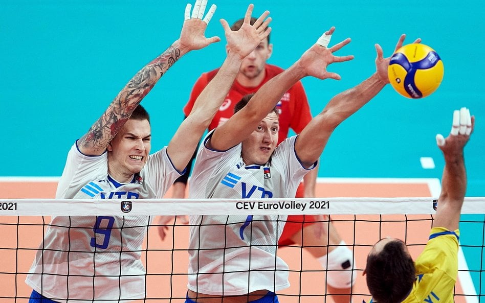 11 września 2021 r. Rosjanie Iwan Jakowlew (L) i Dmitrij Wołkow (C) oraz Dmytro Wijecki (P) z Ukrain