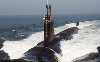 Wielozadaniowy atomowy okręt podwodny USS South Dakota (SSN 790) podczas prób morskich.