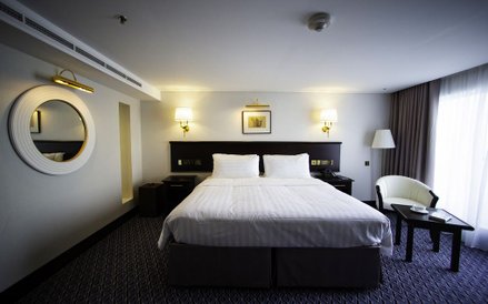 Odnowiony dwupoziomowy apartament. Przebudowa statku na hotel pochłonęła podobno ponad 2,7 miliona r