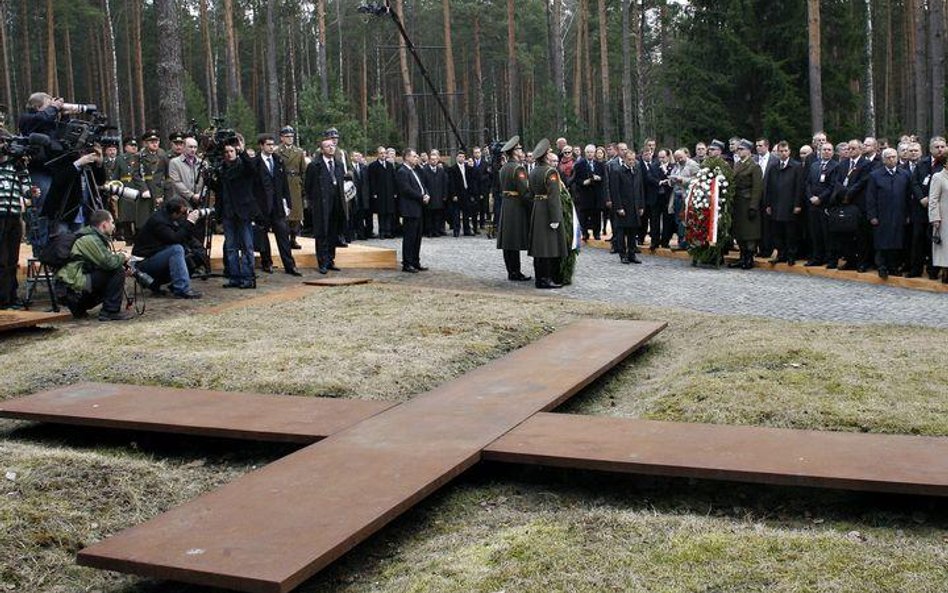 Cmentarz w Katyniu podczas uroczystości z udziałem premierów Polski i Rosji