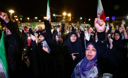 Uczestniczki antyamerykańskiego wiecu w Teheranie