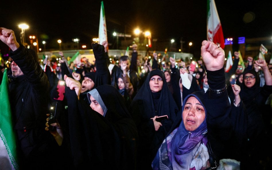Uczestniczki antyamerykańskiego wiecu w Teheranie