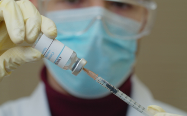 Łączenie szczepień przeciw COVID i grypie. Badanie wykazało, jakie daje efekty