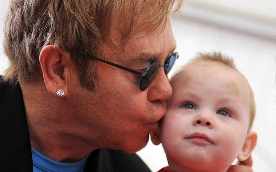 Elton John w jednym z ukraińskich sierocińców